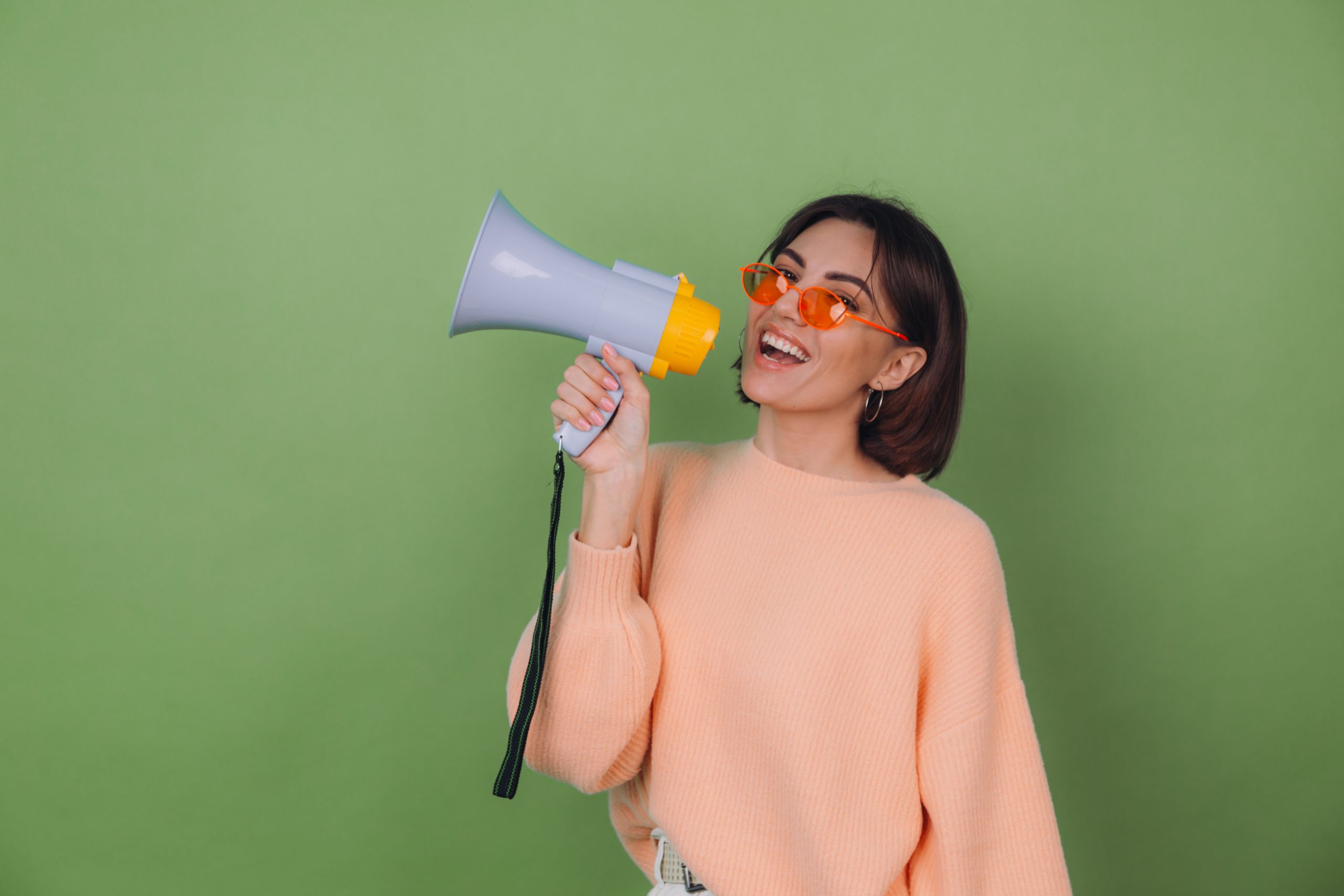 Femme communicante avec un mégaphone