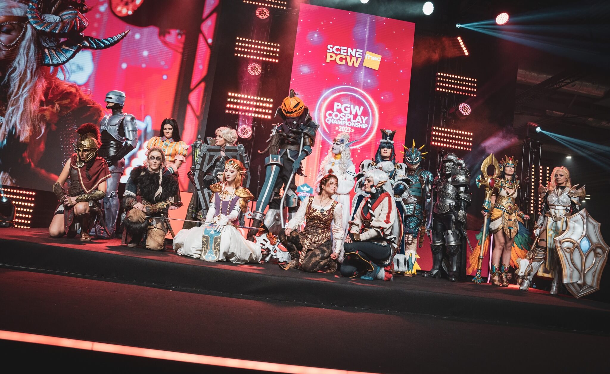 Photo prise lors du Cosplay Championship 2023. On y voit plusieurs personnes hommes et femmes déguisés avec du Cosplay.